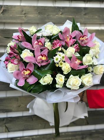Букет цветов из: Розы и Хризантемы в Юганце