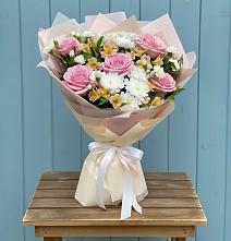 Букет цветов из:  Гвоздики, Орхидеи и Розы в Юганце