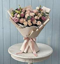 Букет цветов из:  Розы и Лизиантусы в Юганце