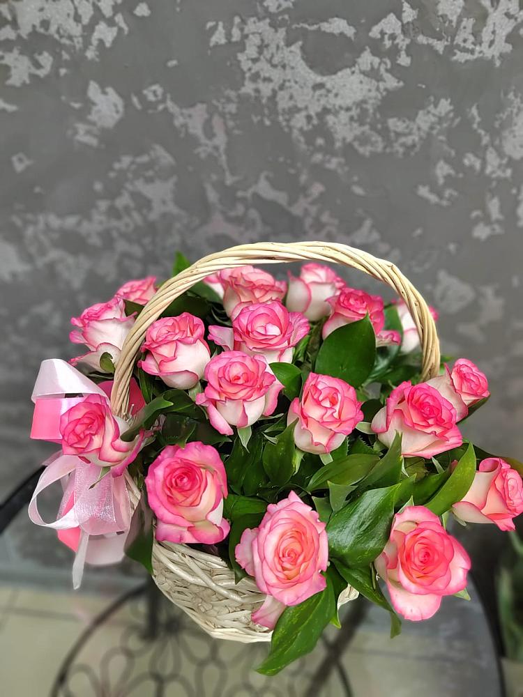 Цветочная композиция из Розы в корзине в Юганце