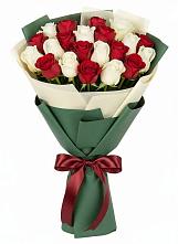 Букет Микс из красных и белых роз в Юганце
