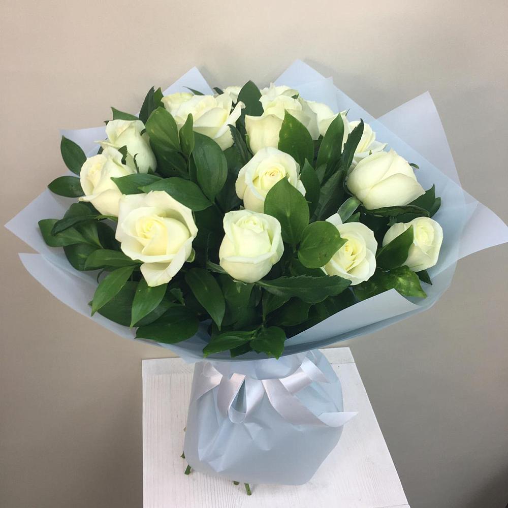 Букет 15 Белых роз Проуд в Юганце