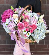 Цветочная композиция из Розы, Хризантемы, Пионы и Лизиантусы в корзине #REPLACE_PRED# Юганце