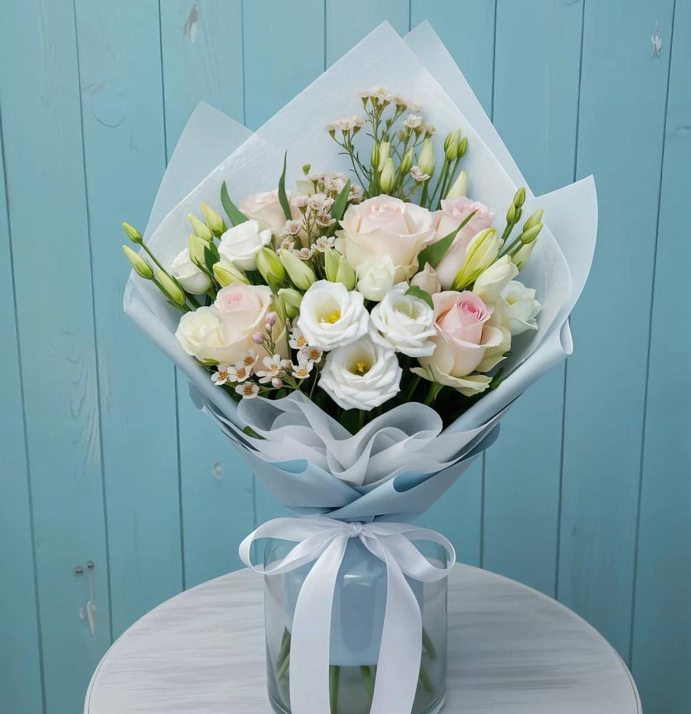 Букет цветов из: Розы и Лизиантусы в Юганце