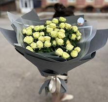 Букет Белые кустовые розы Солинеро в Юганце