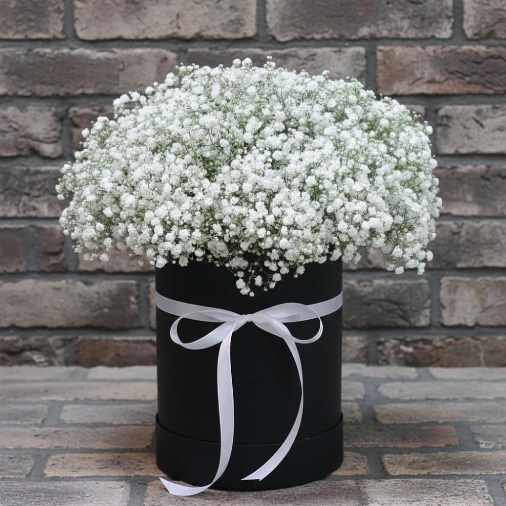 Цветочная композиция из Гипсофила в шляпной коробке в Юганце