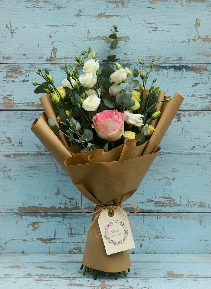 Букет цветов из: Розы и Лизиантусы в Юганце