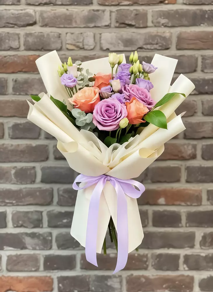 Букет цветов из: Лизиантусы и Розы в Юганце