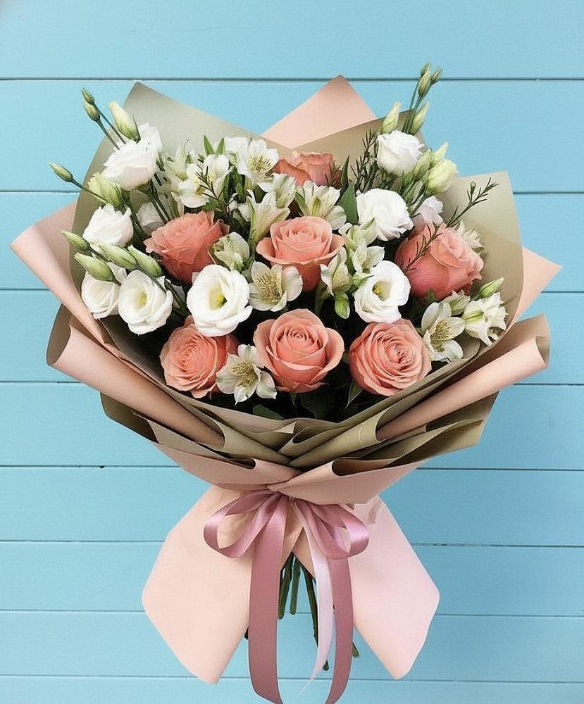Букет цветов из: Розы, Альстромерии и Лизиантусы в Юганце
