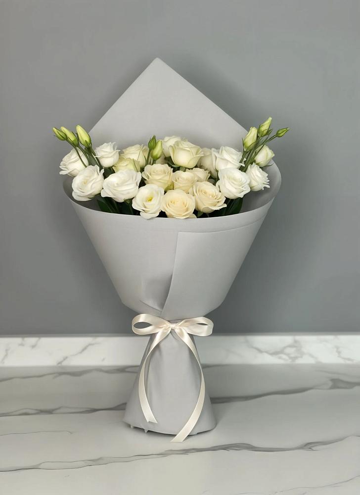 Букет цветов из: Розы и Лизиантусы в Юганце