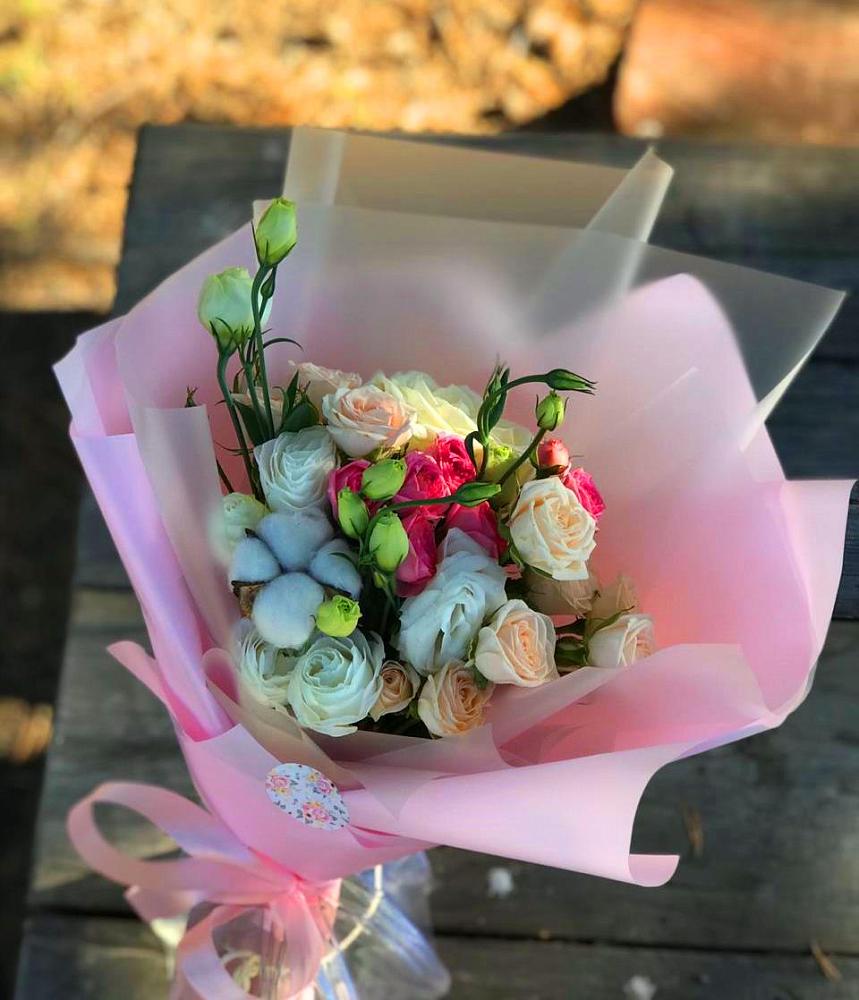 Букет цветов из: Розы и Лизиантусы в Юганце