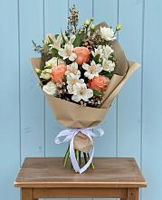 Букет цветов из:  Альстромерии, Лизиантусы, Розы и Хризантемы в Юганце