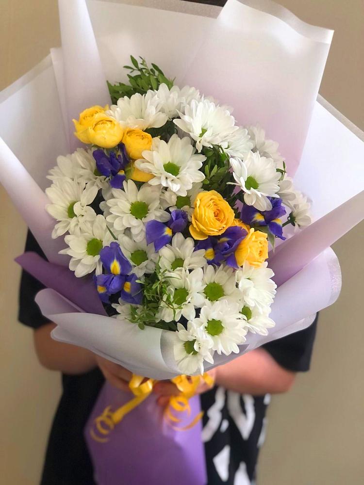 Букет цветов из: Ирисы, Хризантемы и Розы в Юганце