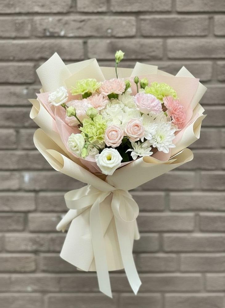 Букет цветов из: Гвоздики, Розы, Лизиантусы и Хризантемы в Юганце