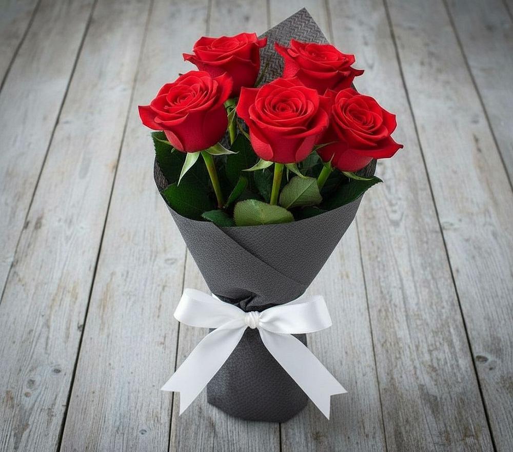 Букет 5 Красных роз Эдлесс Лав в Юганце