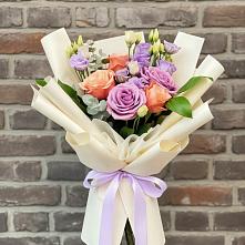 Букет цветов из:  Лизиантусы и Розы в Юганце