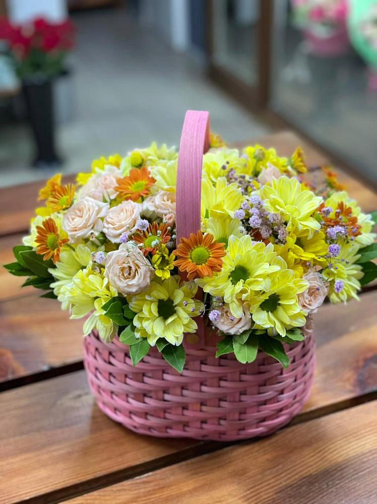 Цветочная композиция из Хризантемы и Розы в корзине в Юганце