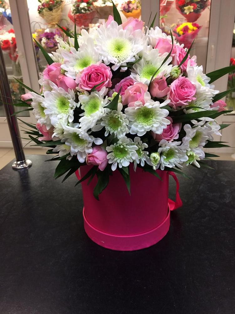 Цветочная композиция из Розы и Хризантемы в шляпной коробке в Юганце