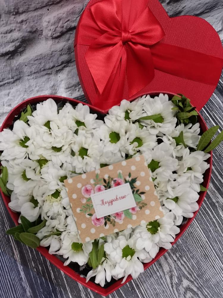 Цветочная композиция из Хризантемы в виде сердца в Юганце