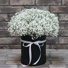 Цветочная композиция из Гипсофила в шляпной коробке в Юганце