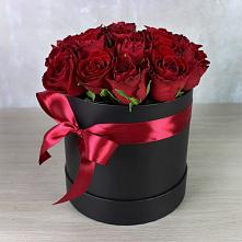 Цветочная композиция из Розы в шляпной коробке в Юганце