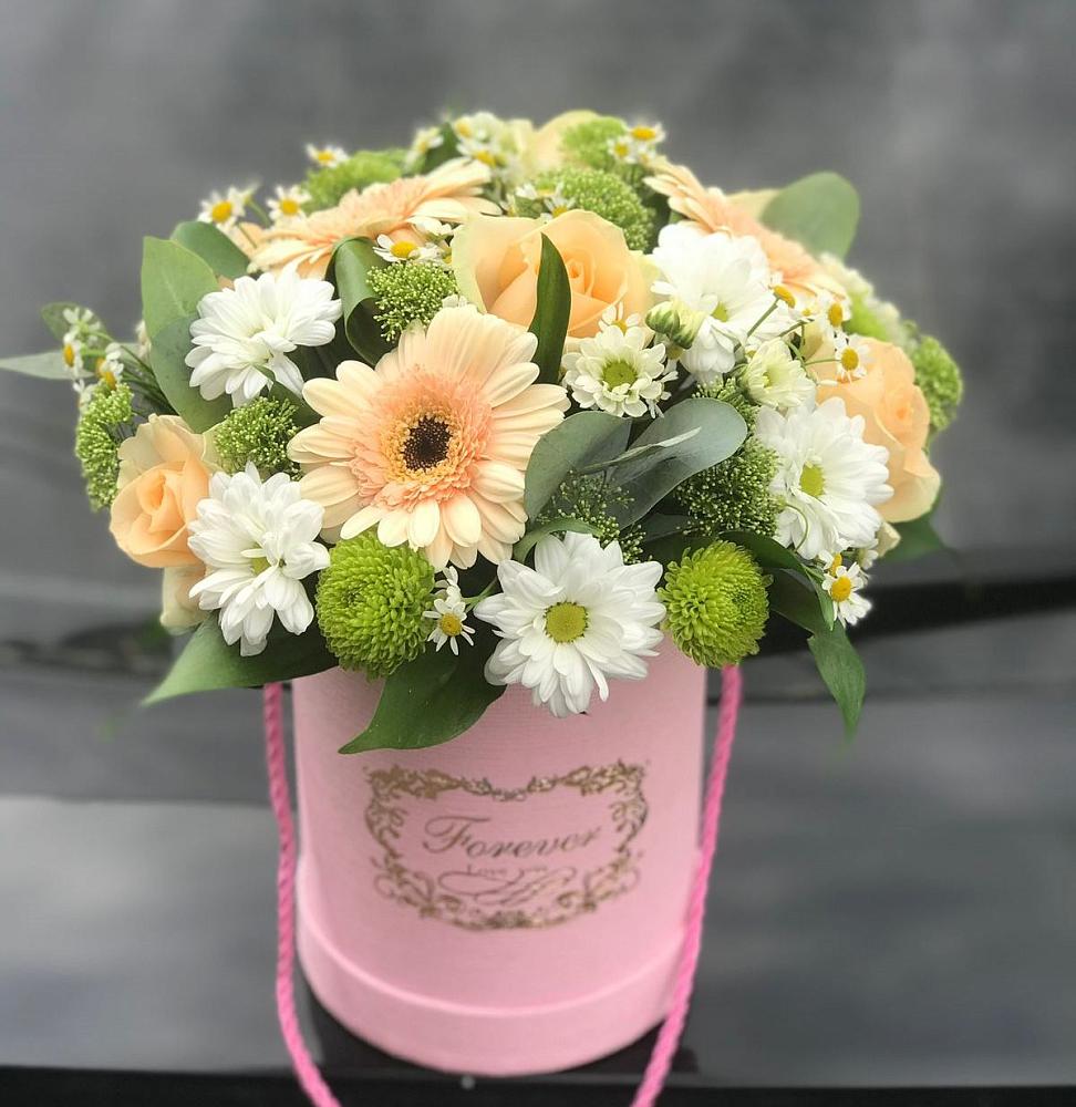 Цветочная композиция из Розы, Герберы и Хризантемы в шляпной коробке в Юганце