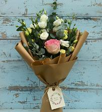 Букет цветов из:  Розы и Лизиантусы в Юганце