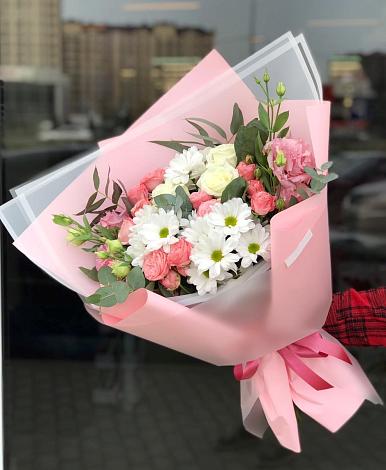 Букет цветов из: Розы, Лизиантусы и Хризантемы в Юганце